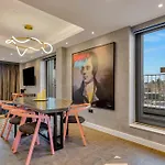 Roomzzz Edinburgh