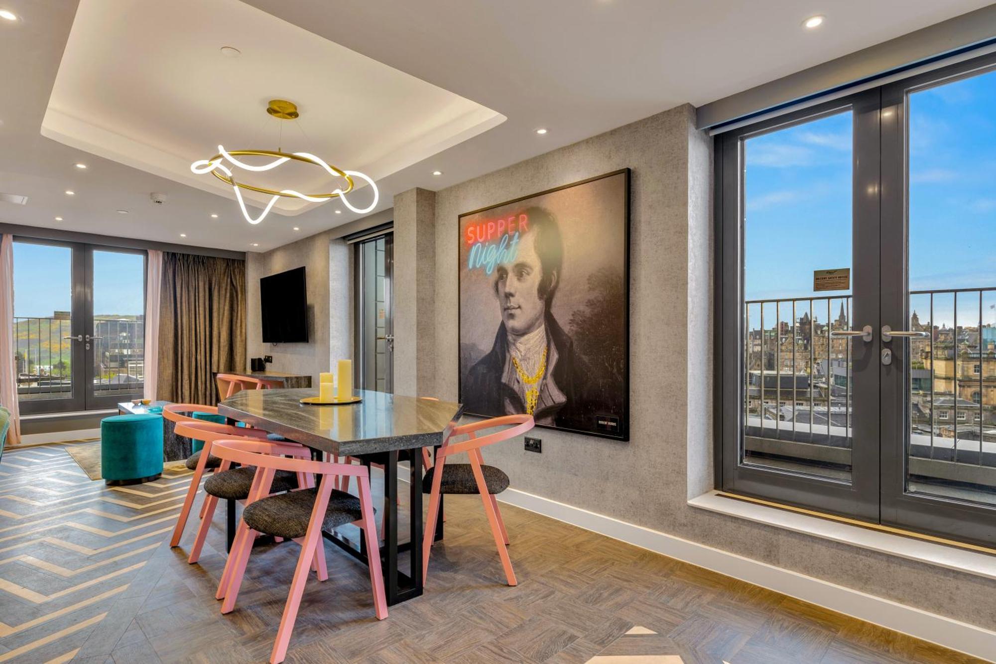 Roomzzz Aparthotel Edinburgh